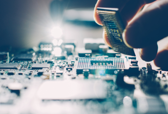 Assembleur en électronique
